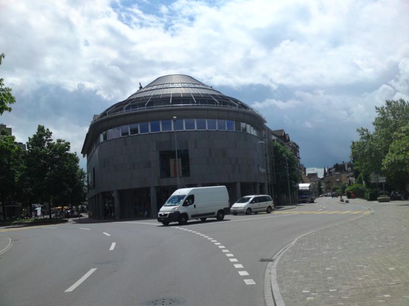 DSC01529.JPG - und markante modere Gebäude in Brugg.