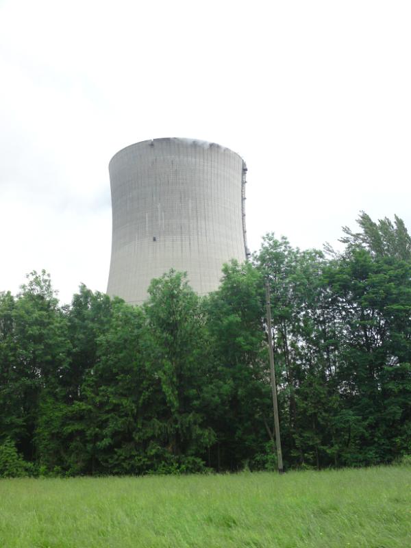 DSC01550.JPG - Der Kühlturm ragt über Gösgen in den Himmel