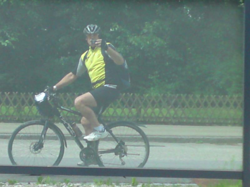 DSC01556.JPG - Im Spiegel einer Glasfabrik kann ich mich selbst beim Fahren fotographieren.