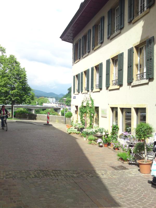 DSC01561.JPG - Übers Kopfsteinplaster führt der Radeg in Olten hinunter zum Fluß