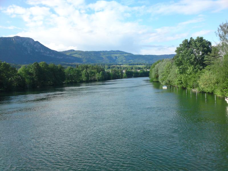DSC01583.JPG - Im Licht des frühen Abends grüßen die Erhebungen des Jura